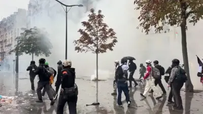 Fransa ve İtalya'daki protestolardan genel plan görüntü.