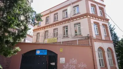 Galata'daki tarihi Okçu Musa İlkokulu binası ve öğrencileri
