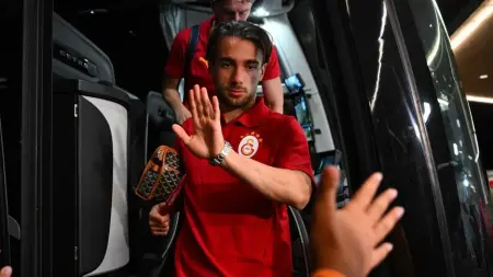 Galatasaray takımı Avusturya kampında otele giriş yaparken