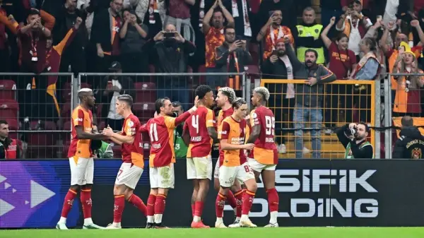 Galatasaray ve Fenerbahçe futbolcularının mücadelesi