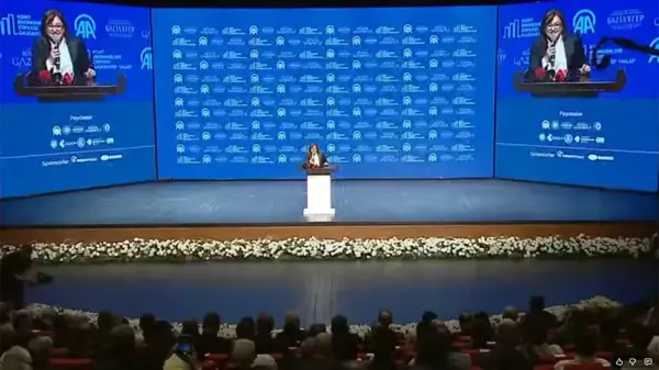 Gaziantep Büyükşehir Belediye Başkanı Fatma Şahin, AA Kent Ekonomileri Zirvesi'nde konuşma yaparken.