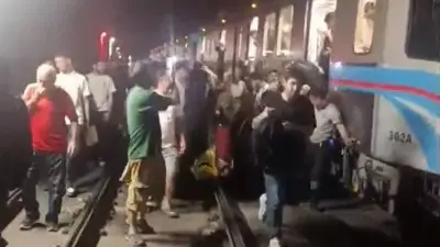 Gaziosmanpaşa'da Trafoda Yangın: Tramvay Seferleri Durdu, Yolcular Raylarda Yürümek Zorunda Kaldı