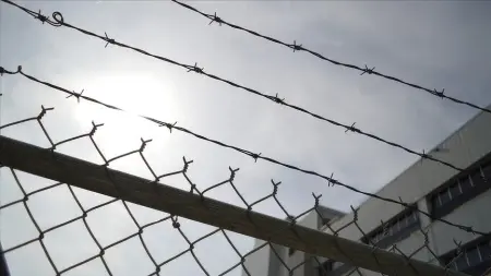 Gazze Şeridi'nde yıkılmış binalar ve çadırlarda yaşayan yerinden edilmiş Filistinliler
