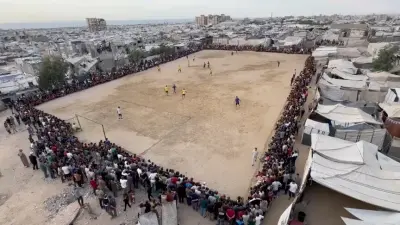 Gazze'deki çadır kentte dostluk maçı yapan Filistinli futbolcular