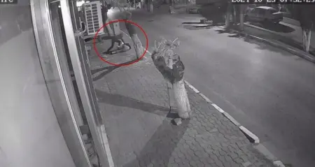 İzmir Adliyesi önünde bir duruşma sonrası kalabalık