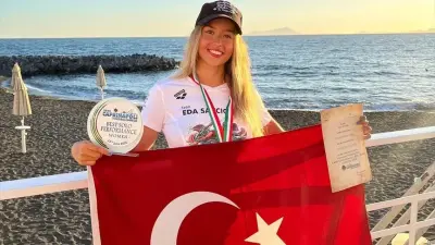 Genç Yüzücü Eda Savcıgil'den İtalya'da Tarihi Başarı: Capri-Napoli Parkurunu Kazanan İlk Türk Oldu