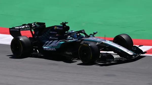 George Russell, İspanya Grand Prix'sinde pole pozisyonunu kutluyor.
