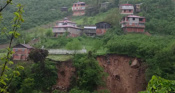 Giresun'da heyelan sonrası zarar gören evler ve çevresindeki manzara
