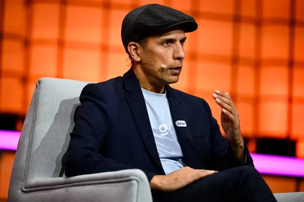 Glean CEO'su Arvind Jain, yapay zeka çözümlerini tanıtırken