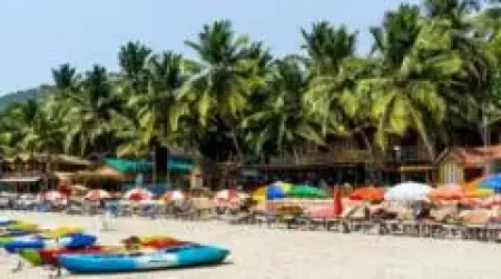 Goa'nın Palolem Plajı'nda yerli turistlerin yoğunluğu