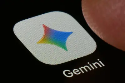Bir sunucu odasında yapay zeka tarafından gerçekleştirilen siber saldırıyı temsil eden dijital arayüz