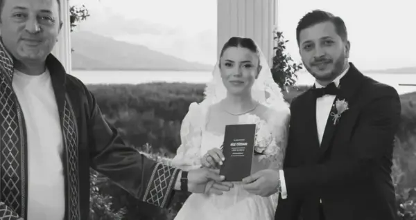 Göreme'de peribacalarından kopan kayaların altında kalan gazeteci Eray Tuna ve eşi Begüm Tuna'nın bulunduğu kaza yeri.
