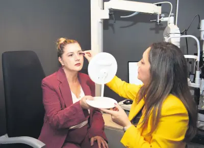 Göz kapağı estetiği muayenesi yapan bir doktor ve hasta.