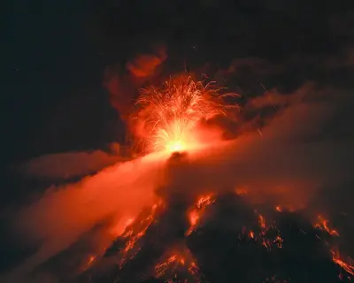 Guatemala'da Fuego Yanardağı Faaliyeti: Yüzlerce Kişi Tahliye Edildi