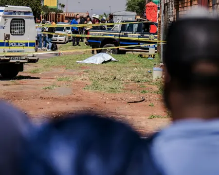 Güney Afrika'da kadın cinayeti soruşturması yürüten polis ekipleri