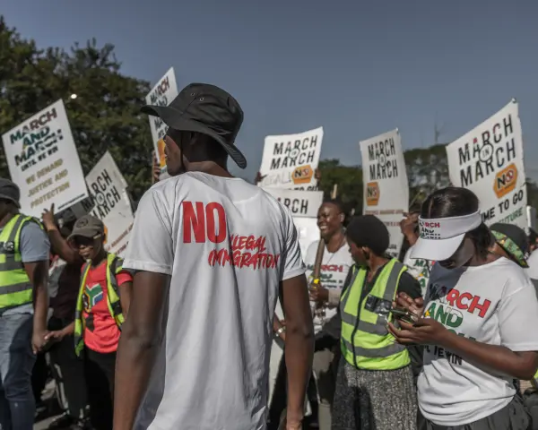 Güney Afrika'da yabancı düşmanlığı saldırıları ve göçmen karşıtı protestoları gösteren soyut bir görsel