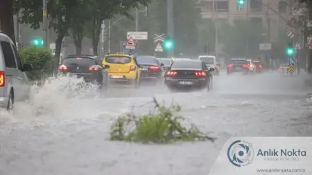 Gaziantep'te sel sularına gömülmüş cadde ve zorlukla ilerleyen araçlar.
