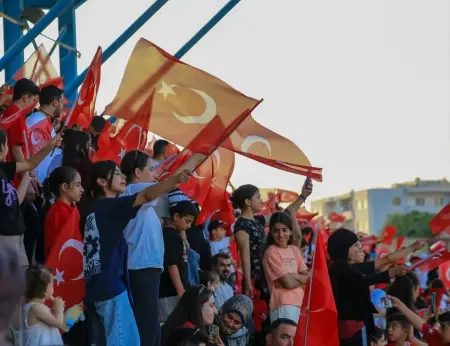 Selçuk Bayraktar'ın Şırnak'ta gençlerle dron şampiyonası alanında sohbet ederken çekilmiş fotoğrafı