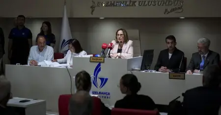 Güzelbahçe Belediye Başkanvekili Ayşe Akın'ın seçimi kazanmasını simgeleyen görsel
