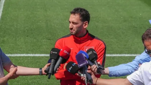 Hakan Çalhanoğlu, 2026 FIFA Dünya Kupası öncesi basın toplantısında konuşurken
