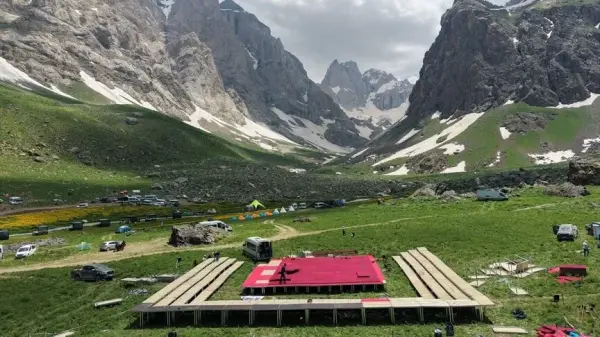Hakkari Cennet Cehennem Vadisi'nde güreş müsabakası