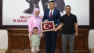 Hatay'da Duyarlılık: Yere Düşen Türk Bayrağını Sürücüler Kaldırdı, Kaymakam Vatandaşları Tebrik Etti