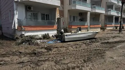 Hatay'da Sağanak Sonrası Dörtyol'da Temizlik ve Tahliye Çalışmaları Başladı