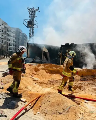 Hatay Defne'de Konteyner Yangını: Yaşam Alanlarına Yakın Bölgede Maddi Hasar