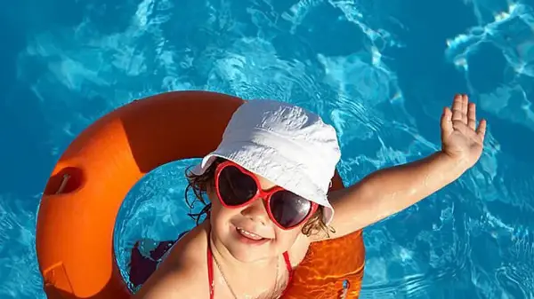 Çocukların havuzda eğlenirken çekilmiş, hijyenin önemini vurgulayan bir fotoğrafı