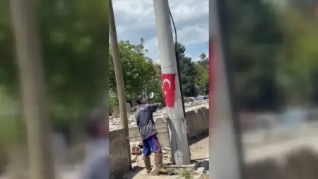 Jandarma personeli tarafından temizlenip direğe asılan Türk bayrağı