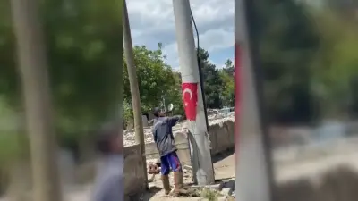 Havza'da Sel Sonrası Bulunan Türk Bayrağı, Jandarma Personeli Tarafından Temizlenip Yeniden Direğe Çekildi