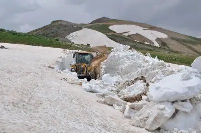 Haziran Ortasında Kış Şoku: Bitlis Hizan'da 3 Metre Karla Mücadele