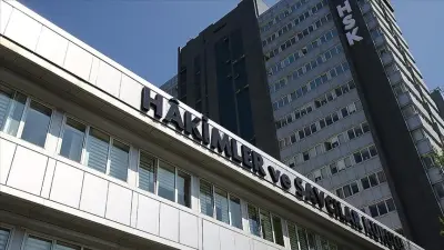 Adliye binası önünde Türk bayrağı, adalet sembolü