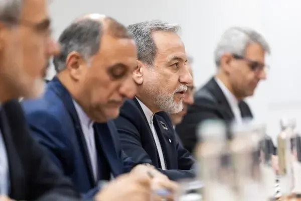 Hürmüz Boğazı'nda seyreden bir tanker ve uzakta askeri gemiler