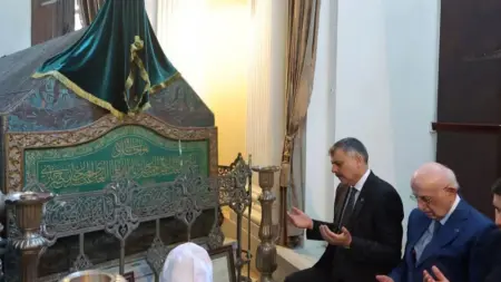 İçişleri Bakanı Mustafa Çiftçi ve eski TBMM Başkanı İsmail Kahraman'ın Sultan II. Abdülhamid'in türbesini ziyaretine dair görsel