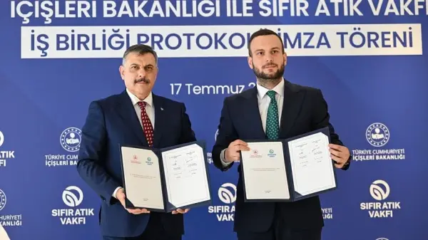 İçişleri Bakanı Mustafa Çiftçi ve Sıfır Atık Vakfı Başkanı Samed Ağırbaş protokol imza töreninde.