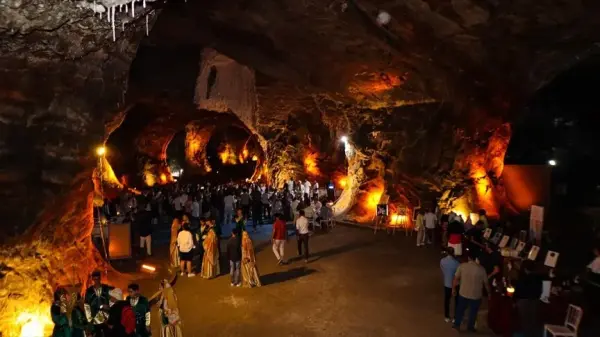 Iğdır Tuz Mağaraları'nın doğal oluşumları ve ziyaretçileri gösteren bir fotoğraf.