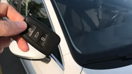 Bir kişinin cep telefonu üzerinden ikinci el araç kilometre ve hasar kaydı sorgulaması yaparken çekilmiş fotoğrafı.