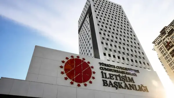 Cumhurbaşkanlığı İletişim Başkanlığı'nın İngilizce web sitesinin blok zincir altyapısına taşınmasını temsil eden görsel