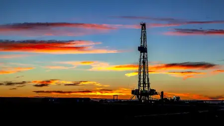 Uluslararası Para Fonu (IMF) logosu ve petrol varilleri görseli