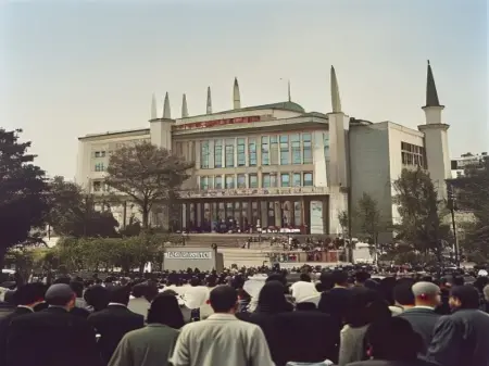 TBMM önünde siyasi görüşmelerin yapıldığı bir anın fotoğrafı