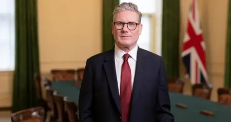 İngiltere Başbakanı Keir Starmer'ın istifa açıklamasını yaptığı basın toplantısından bir görüntü.