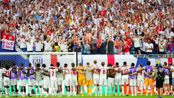 Jude Bellingham, İngiltere'nin Norveç'e karşı attığı gol sonrası seviniyor.