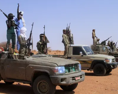 İngiltere Dışişleri Bakanı'nın Sudanlı askeri liderlere yönelik yaptırımları açıkladığı anın basın fotoğrafı.