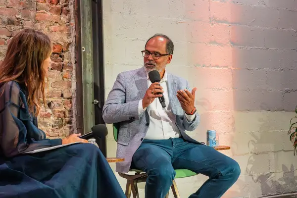 Insight Partners Yönetici Ortağı Deven Parekh bir konferansta konuşurken