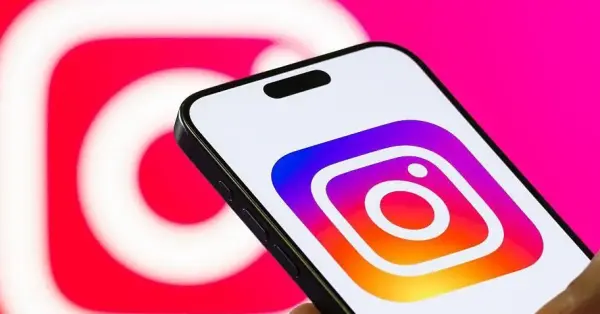 Instagram yapay zeka sohbet botunun hacklenmesini temsil eden soyut dijital sanat görseli.