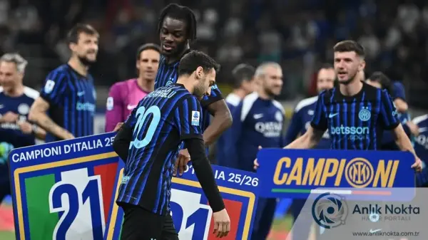 Interli futbolcular Serie A şampiyonluğunu kutluyor