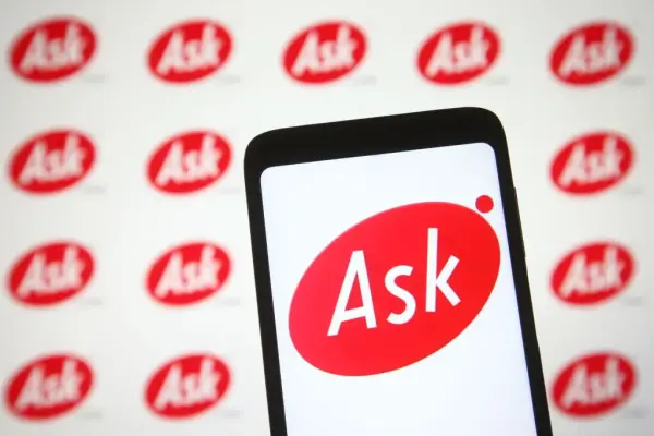 Ask.com logosu ve arka planda silüet halinde bir uşak (Jeeves) figürü, dijital bir veda atmosferi