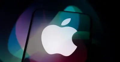 Bir kullanıcının Siri AI arayüzünü gösteren bir iPhone ile etkileşimini gösteren otantik bir basın fotoğrafı.