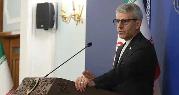 İran Dışişleri Bakanlığı Sözcüsü İsmail Bekayi basın toplantısında konuşurken